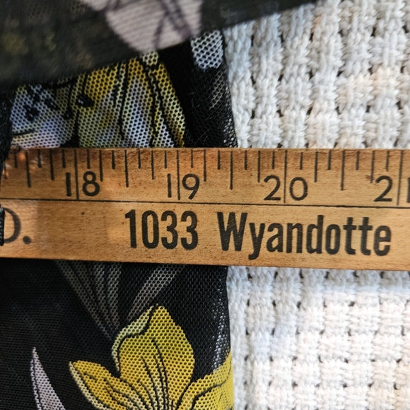 Love And Legend 1x Floral Black and Yellow Women's Top - Picture 8 of 9